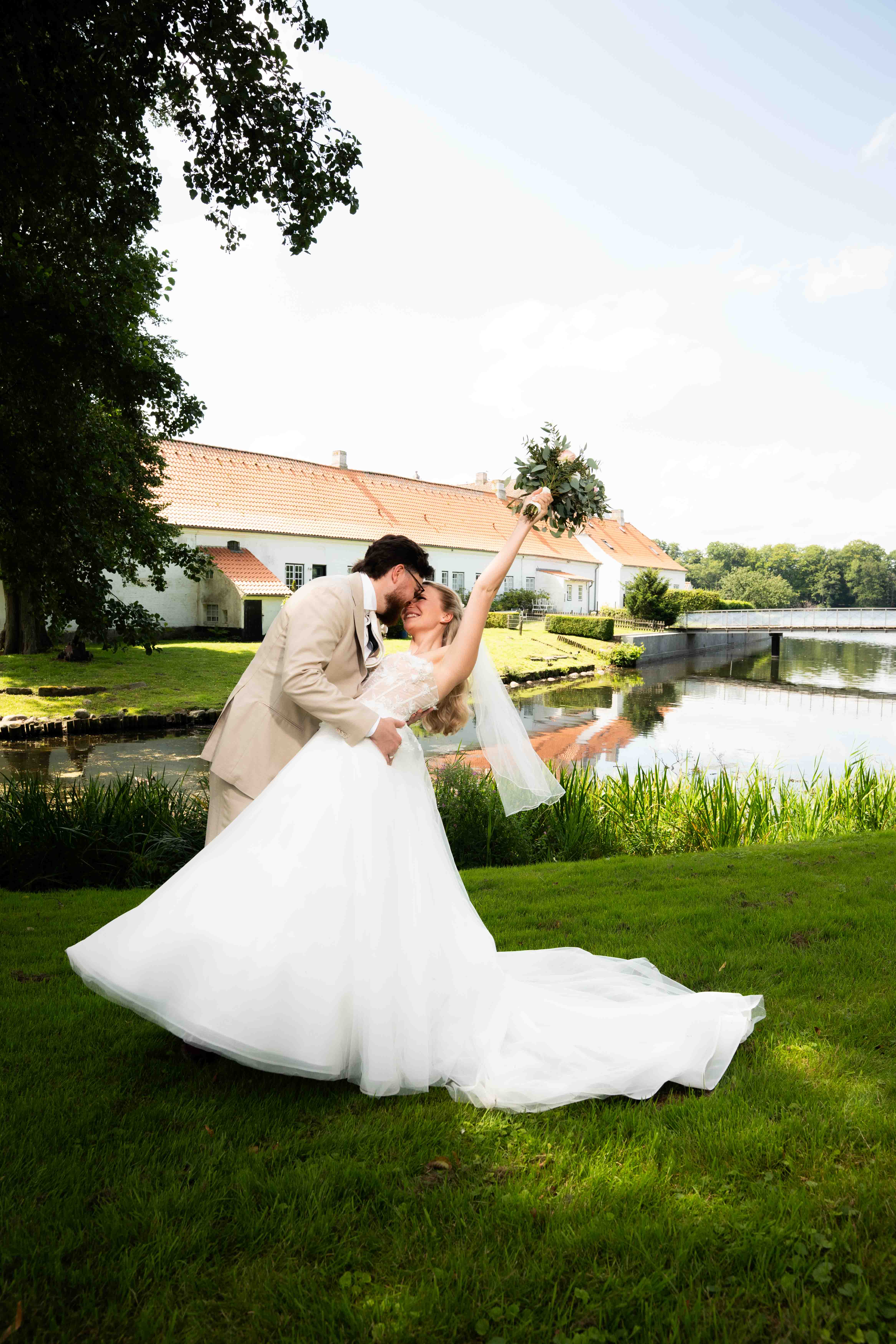 Hochzeitsfotograf Sara & Laurenz – Brautpaar lacht gemeinsam